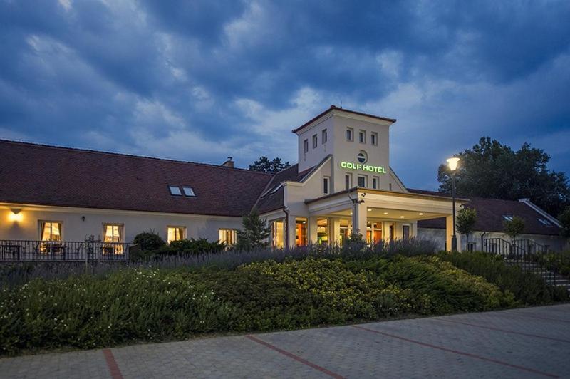 Old Lake Golf Hotel تاتا المظهر الخارجي الصورة